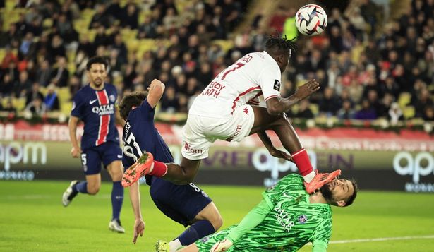 El choque de Singo con Donnarumma