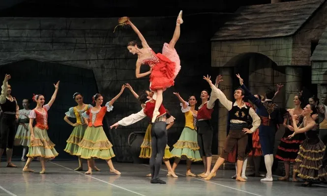 Ciro Tamayo eleva a María Noel Riccetto en un acto de Don Quijote