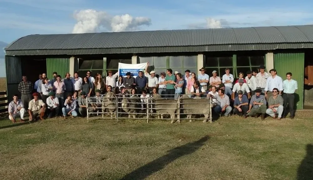 Quienes participaron de la gira Merino Australiano posaron para la clásica foto en establecimiento Glencoe, de INIA