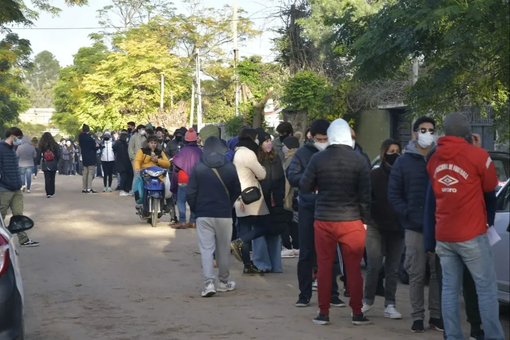 Una montonera de varias cuadras espera por una de las 540 dosis que se administrarán este martes