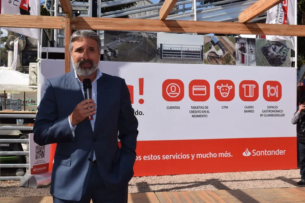 Gustavo Trelles, Country Head de Santander Uruguay, durante su exposición en la inauguración del stand.