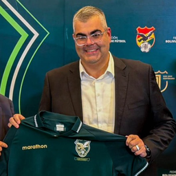 Fred Nantes posa con la camiseta de la selección de Bolivia Fred Nantes posa con la camiseta de la selección de Bolivia