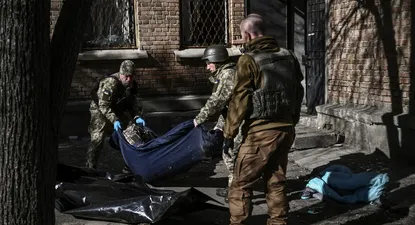 Servicios de emergencia retiran un cuerpo tras bombardeos en Kiev