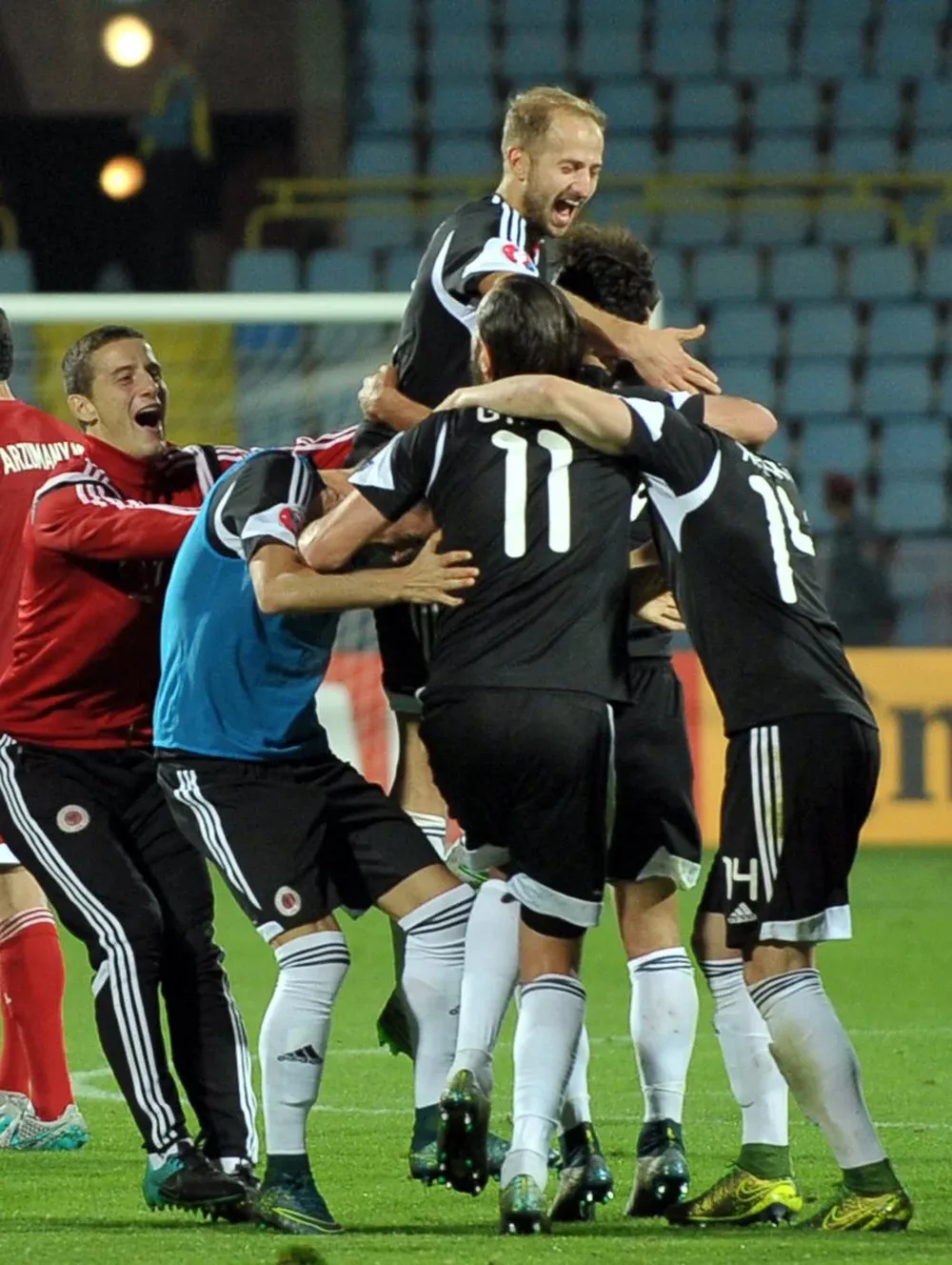 El festejo de Albania tras la clasificación ante Armenia