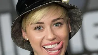 La particular versión de Help! de Miley Cyrus en un estadio vacío