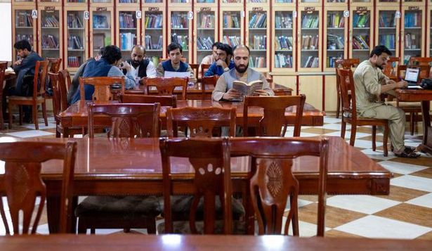 Se ha ordenado a las universidades afganas que eliminen libros escritos por mujeres de sus planes de estudios.