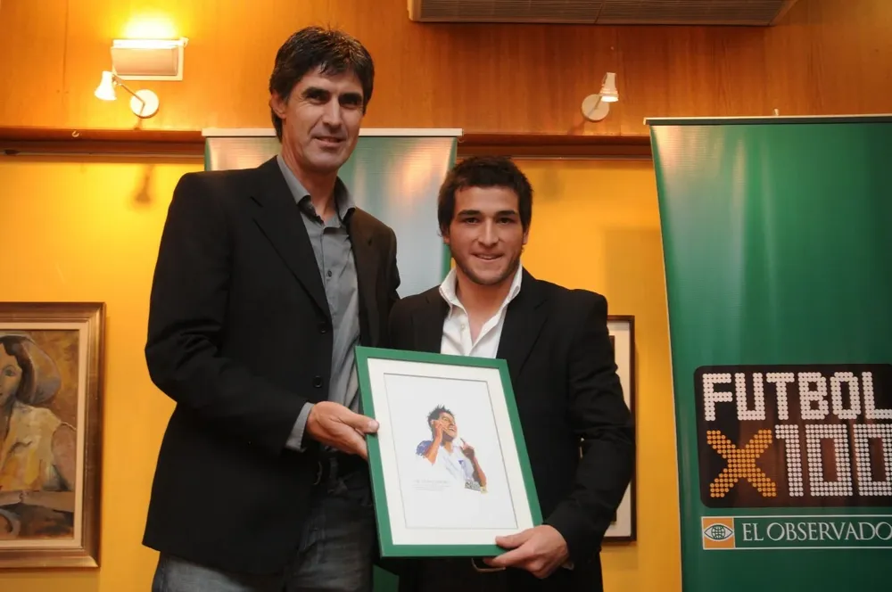 Santiago Ostolaza entrega el premio a Nicolás Lodeiro en Fútbolx100
