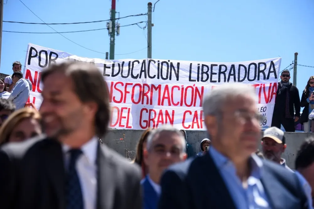 Sindicatos se manifiestan en acto que participa Silva.