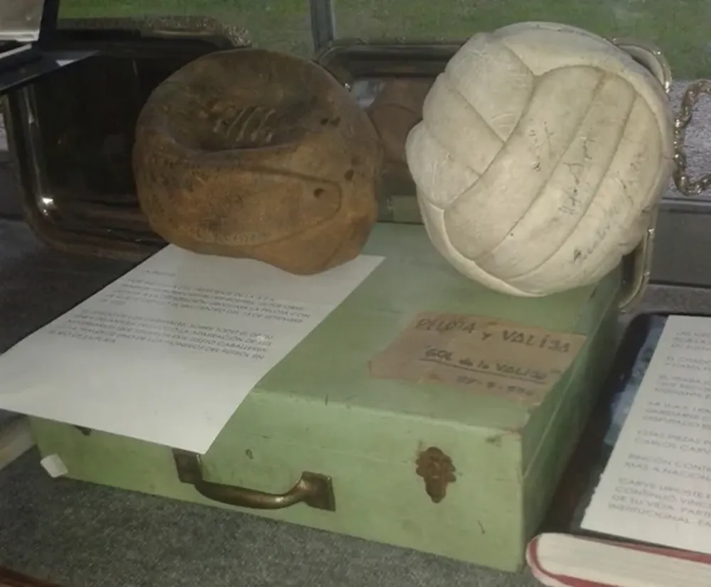 La valija y la pelota (la blanca) que pasaron a la historia.