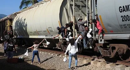 Muchos de los migrantes llegan en un tren carguero desde la frontera de México con Guatemala.