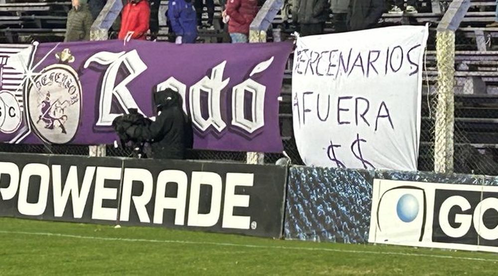 La dura bandera contra Maxi Gómez que apareció en la hinchada de Defensor Sporting La dura bandera contra Maxi Gómez que apareció en la hinchada de Defensor Sporting