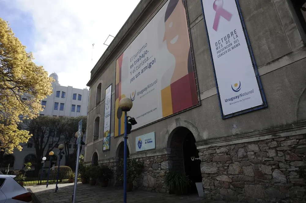 El propósito del cargo es conducir vehículos livianos y trasladar personas o materiales.