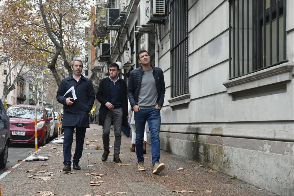 Mitchell Duarte y Diego Scotti con el abogado de la Mutual