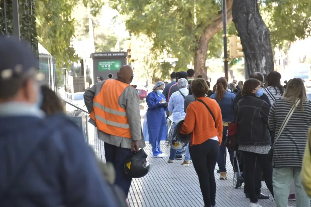 Tras pico de movilidad 18 días atrás, los casos diarios escalaron por encima de los 3.000