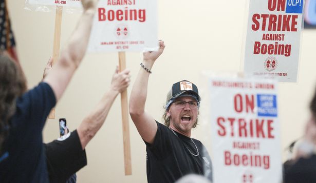 Los trabajadores de Boeing rechazaron un acuerdo negociado con la empresa y a favor de la huelga