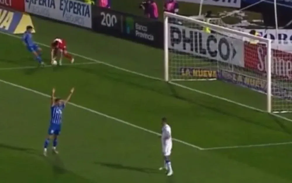 El error de Lucas Hoyos en el arco de Vélez que propició el 1-0 de Godoy Cruz