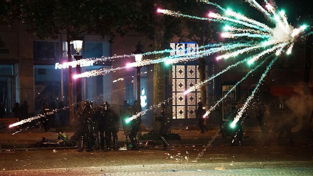 En una larga noche de celebraciones desenfrenadas, la afición abarrotó las calles de la capital.