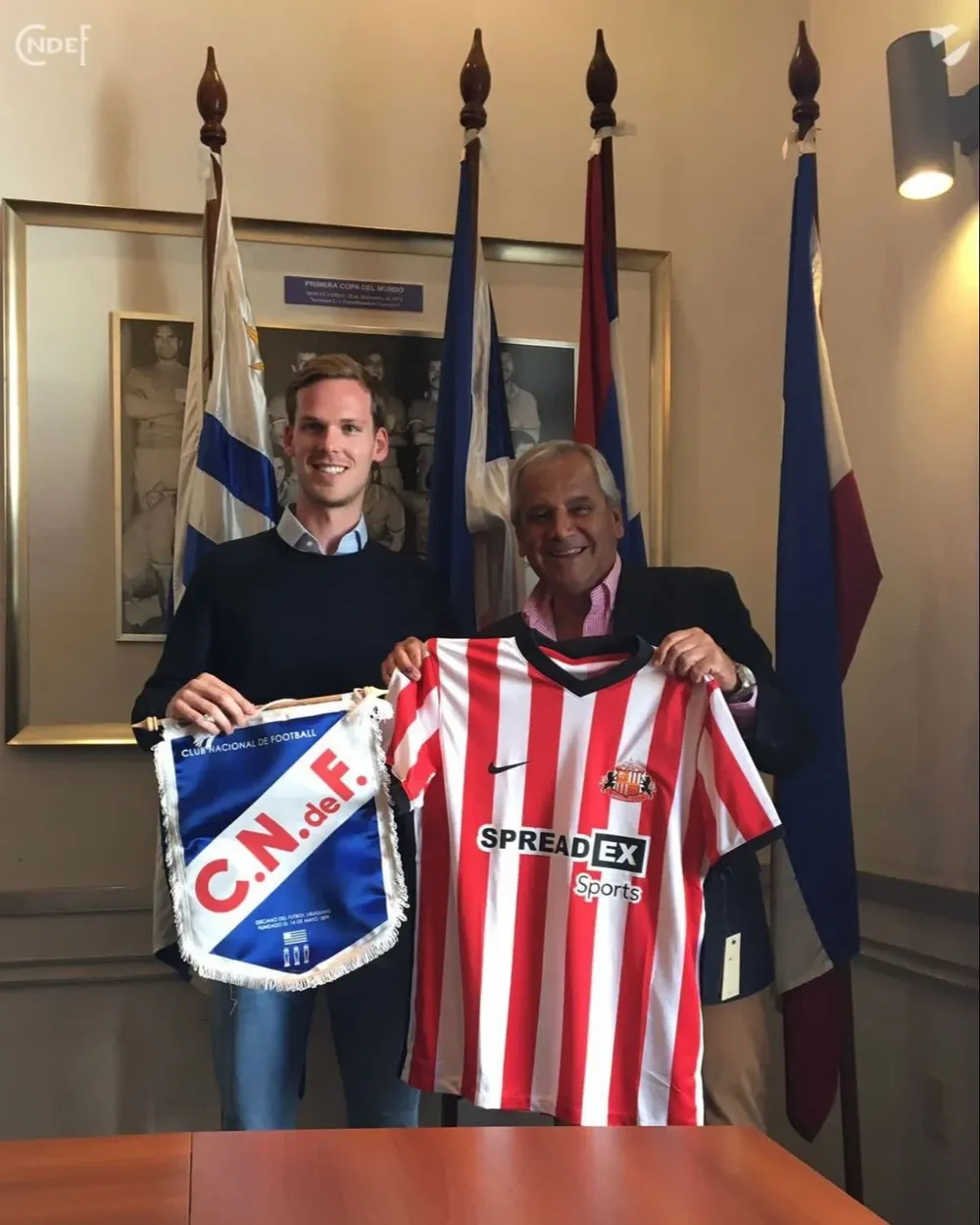 El presidente de Sunderland de Inglaterra, Kyril Louis-Dreyfus, junto a José Fuentes