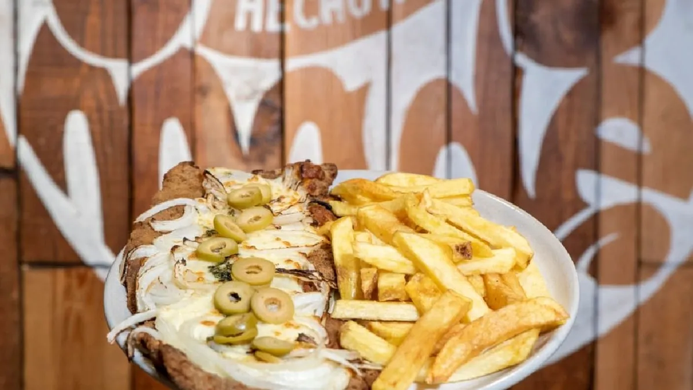 Milanesas con papas fritas, el men&uacute; elegido en Chalito por la gente.&nbsp;