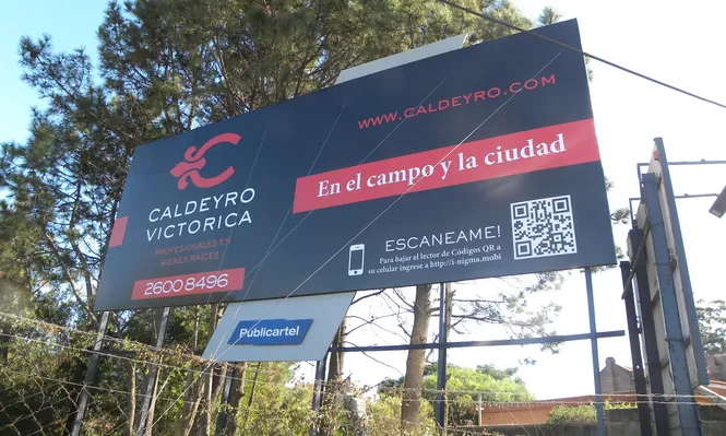 En la avenida Giannattasio está ubicado uno de los carteles que informa de la nueva tecnología