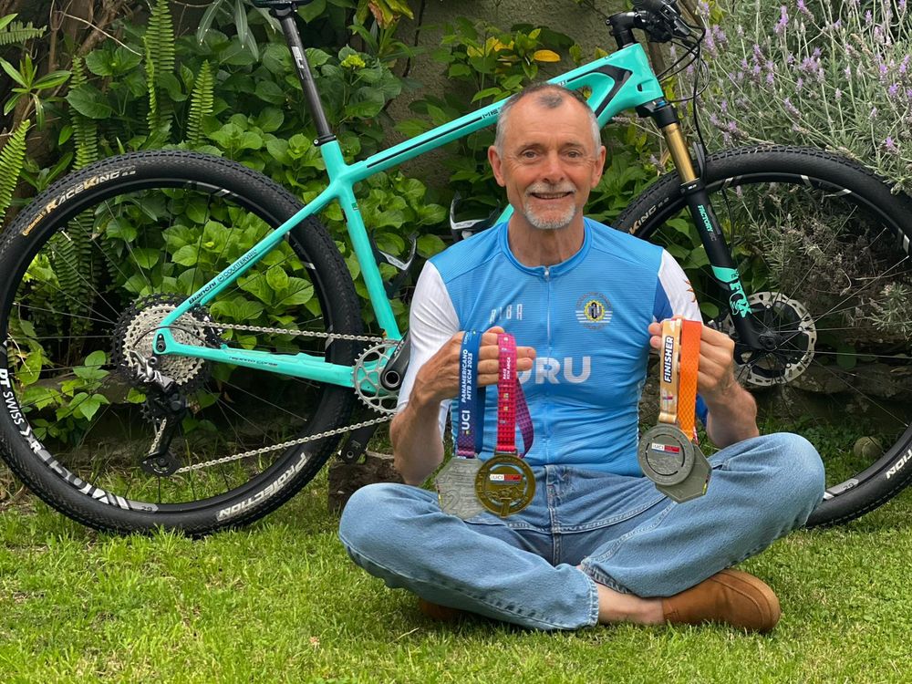 Jorge Vidart con sus medallas tras competir en Chile Jorge Vidart con sus medallas tras competir en Chile