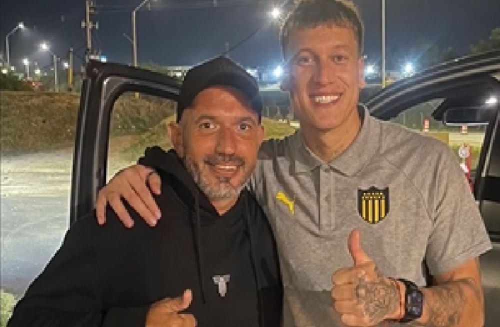 Enzo Borges fue a saludar a Washington Aguerre tras el triunfo de Peñarol