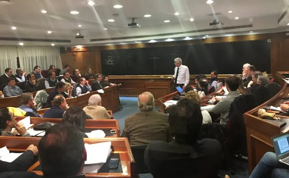 La discusión se hizo en un salón colmado del IEEM, la escuela de negocios de la Universidad de Montevideo
