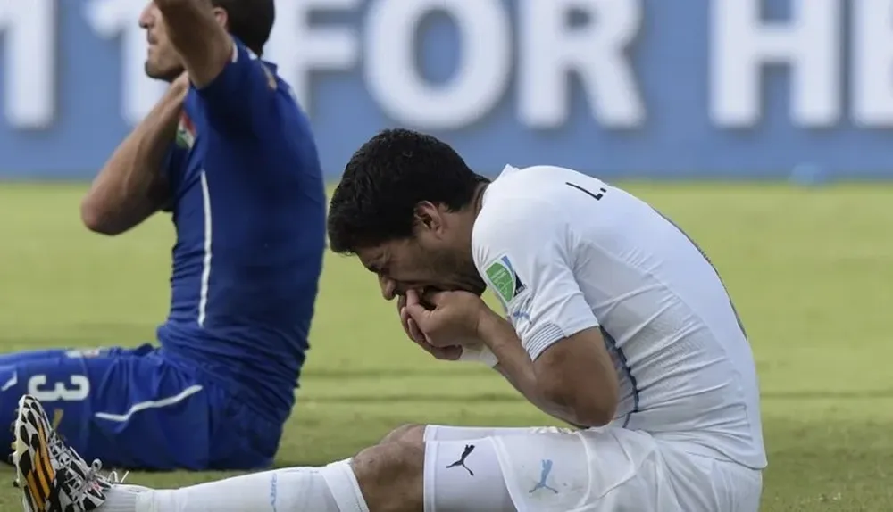 Ya en el piso, luego del choque, ambos jugadores se lamentan