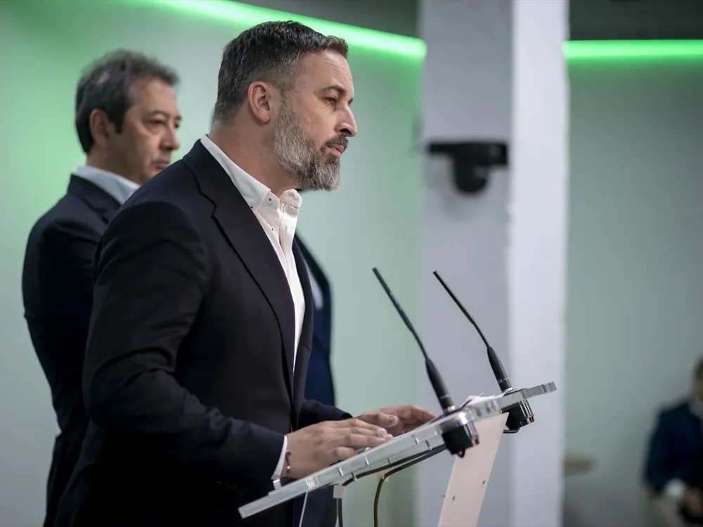 El presidente de Vox, Santiago Abascal (i), ofrece una rueda de prensa, en la sede nacional de Vox,