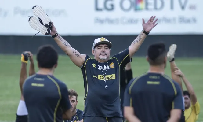 Maradona debuta con sus Dorados en medio de polémica