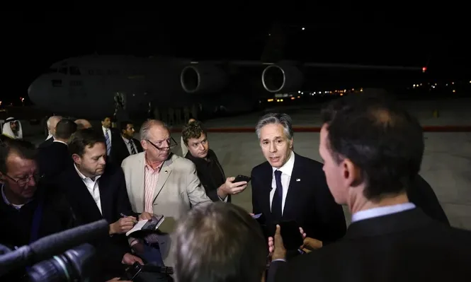 El secretario de Estado Antony Blinken habla con la prensa sobre su reunión con Mahmud Abás.