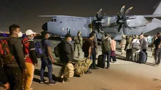 Los afganos abandonan el país tras la toma de poder de los talibanes