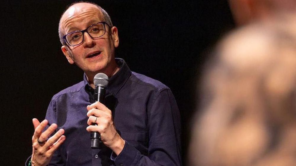 Jack Thorne, guionista de la serie "Adolescencia", cree que hay que seguir los pasos de Australia, donde han prohibido a los niños usar las redes sociales.
