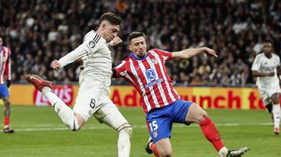 Federico Valverde de Real Madrid contra Clément Lenglet de Atlético de Madrid por la Champions League