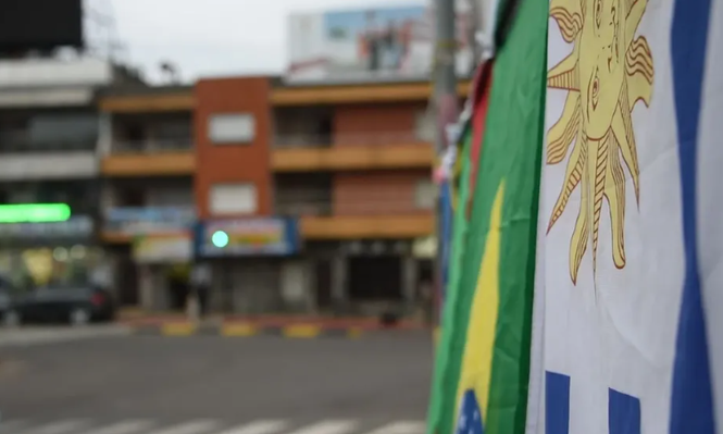 Banderas de Uruguay y Brasil, frontera.&nbsp;