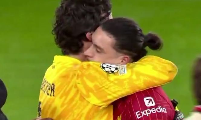 Alisson abrazó a Darwin Núñez luego del triunfo de Liverpool ante Paris Saint-Germain por la Champions League