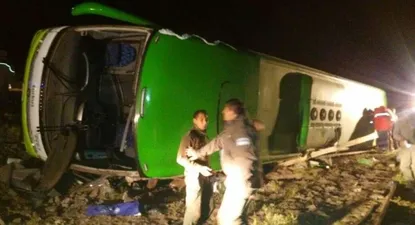al menos 13 personas murieron al volcar un omnibus en mendoza