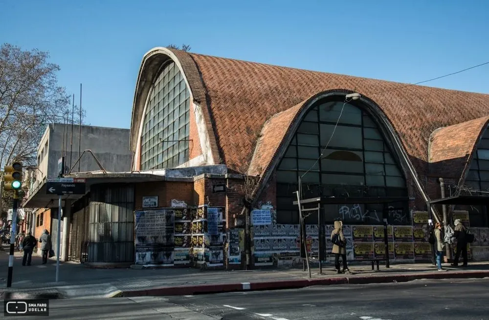 El garage se encuentra en la esquina de Arenal Grande y Paysandú