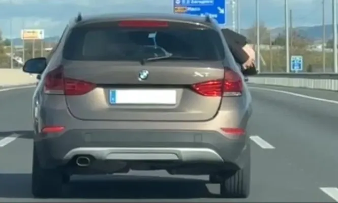Denunciado por sacar las nalgas por la ventanilla
