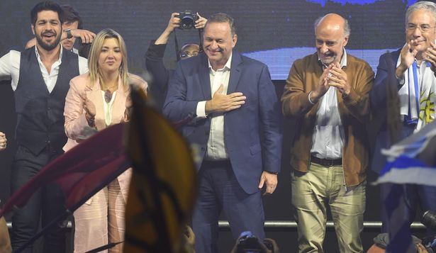 La noche triunfalista del Partido Nacional por votar mejor que las encuestas que terminó con una foto de unidad de la coalición