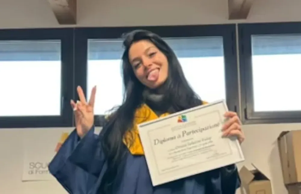 Oriana mostrando su diploma