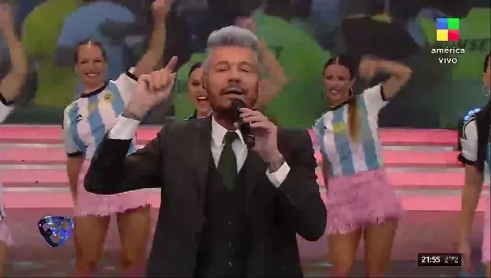 Tinelli arrancó el programa felicitando a Messi y al plantel argentino