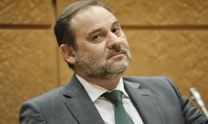 Si Ábalos no renuncia a su acta de diputado en el Congreso en el plazo de 24 horas que le ha dado su propio partido y que finaliza el martes por la mañana, será expulsado del grupo parlamentario socialista, según han anunciado fuentes de Ferraz, por lo que la única opción que le quedaría al exministro para seguir de parlamentario sería formar parte del grupo mixto