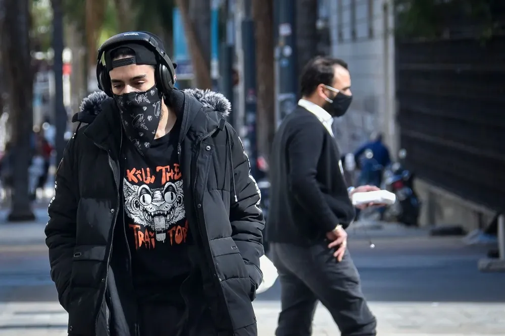 Personas caminando por Montevideo