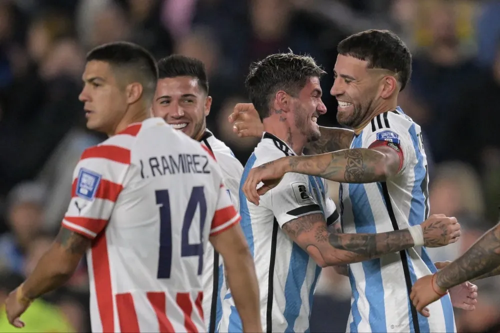Rodrigo De Paul y Nicolás Otamendi, autor del gol