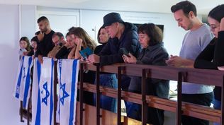 Varios asistentes portando banderas de Israel durante una rueda de prensa, en el salón de actos de la Comunidad Judía de Madrid, a 26 de octubre de 2023, en Madrid (España). (Archivo)