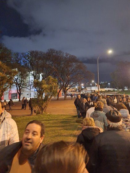 Fila para ingresar al recital en el Estadio Centenario Fila para ingresar al recital en el Estadio Centenario