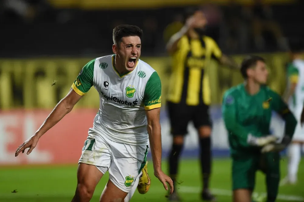 El festejo de Gastón Togni en uno de los goles que le anotó a Peñarol con Defensa y Justicia