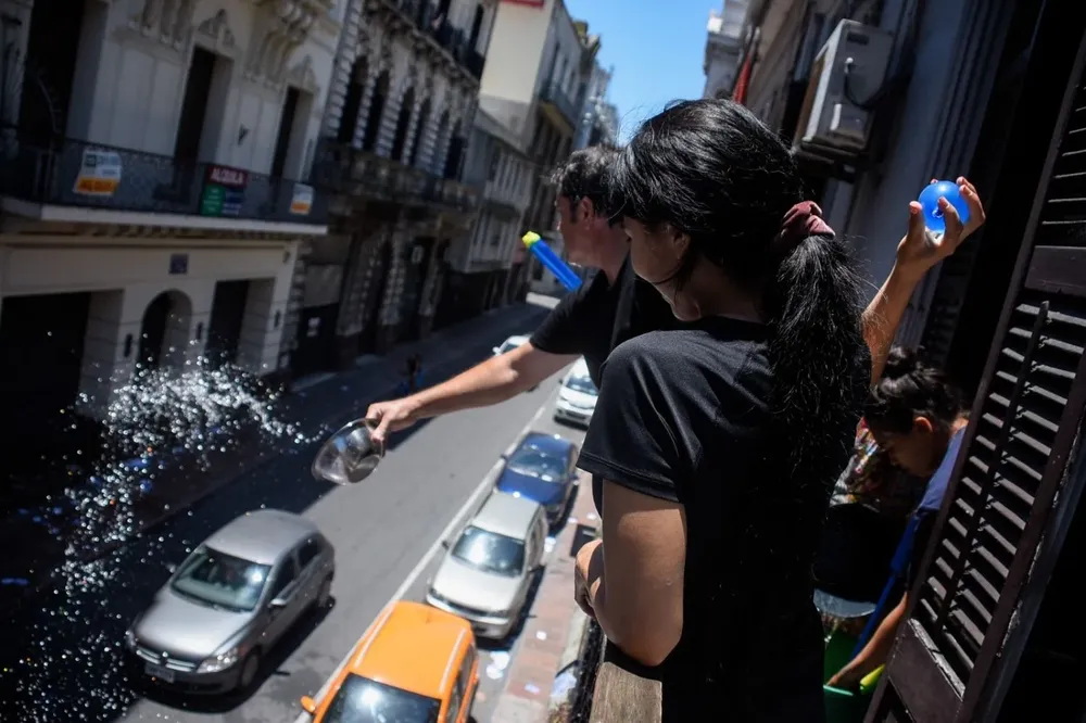 Festejos por el fin de año en Ciudad Vieja.