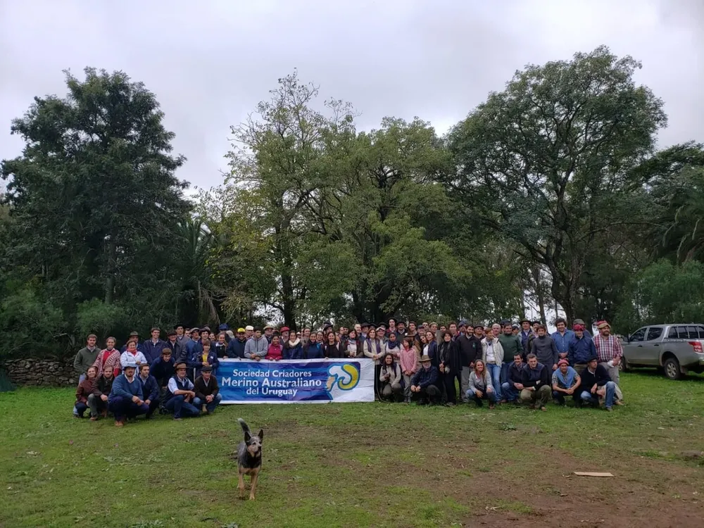 Visita al establecimiento Manantiales, de Pérez Jones